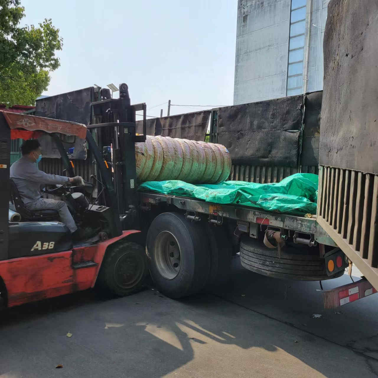 يقوم العميل بإعداد ونقل البضائع